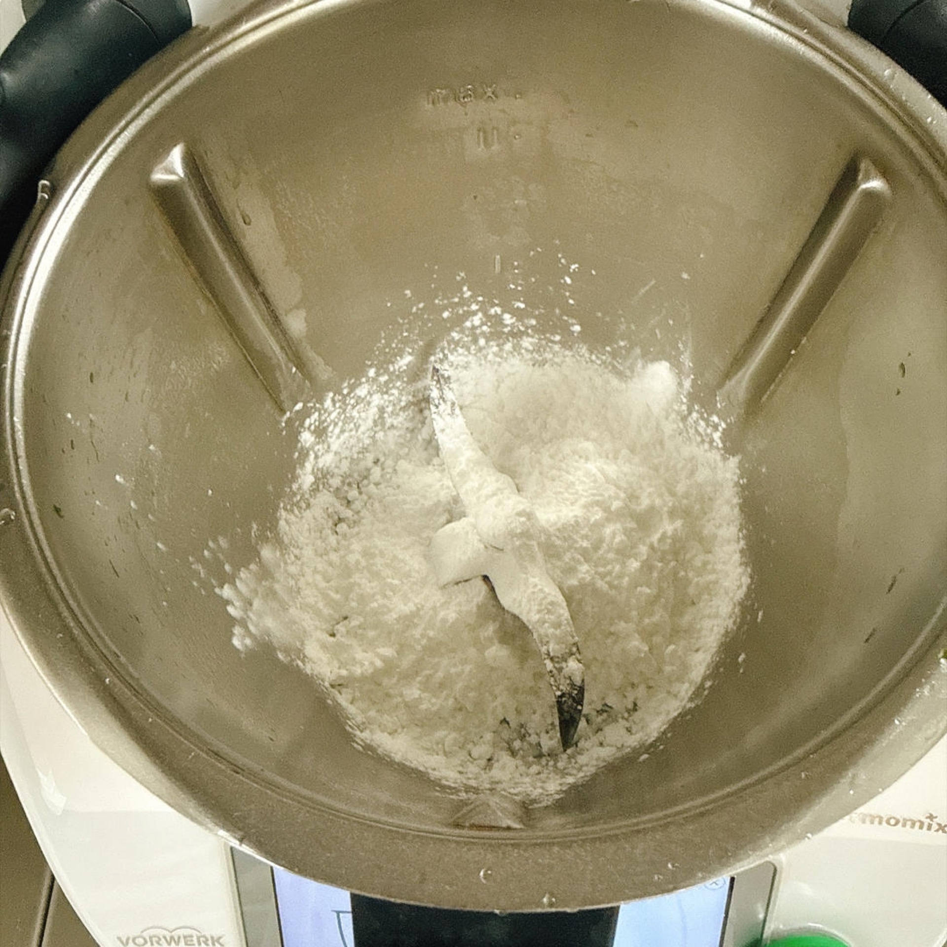 Put 100 grams of pea starch into a large bowl.