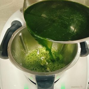 Pour in 900 grams of the strained spinach water.