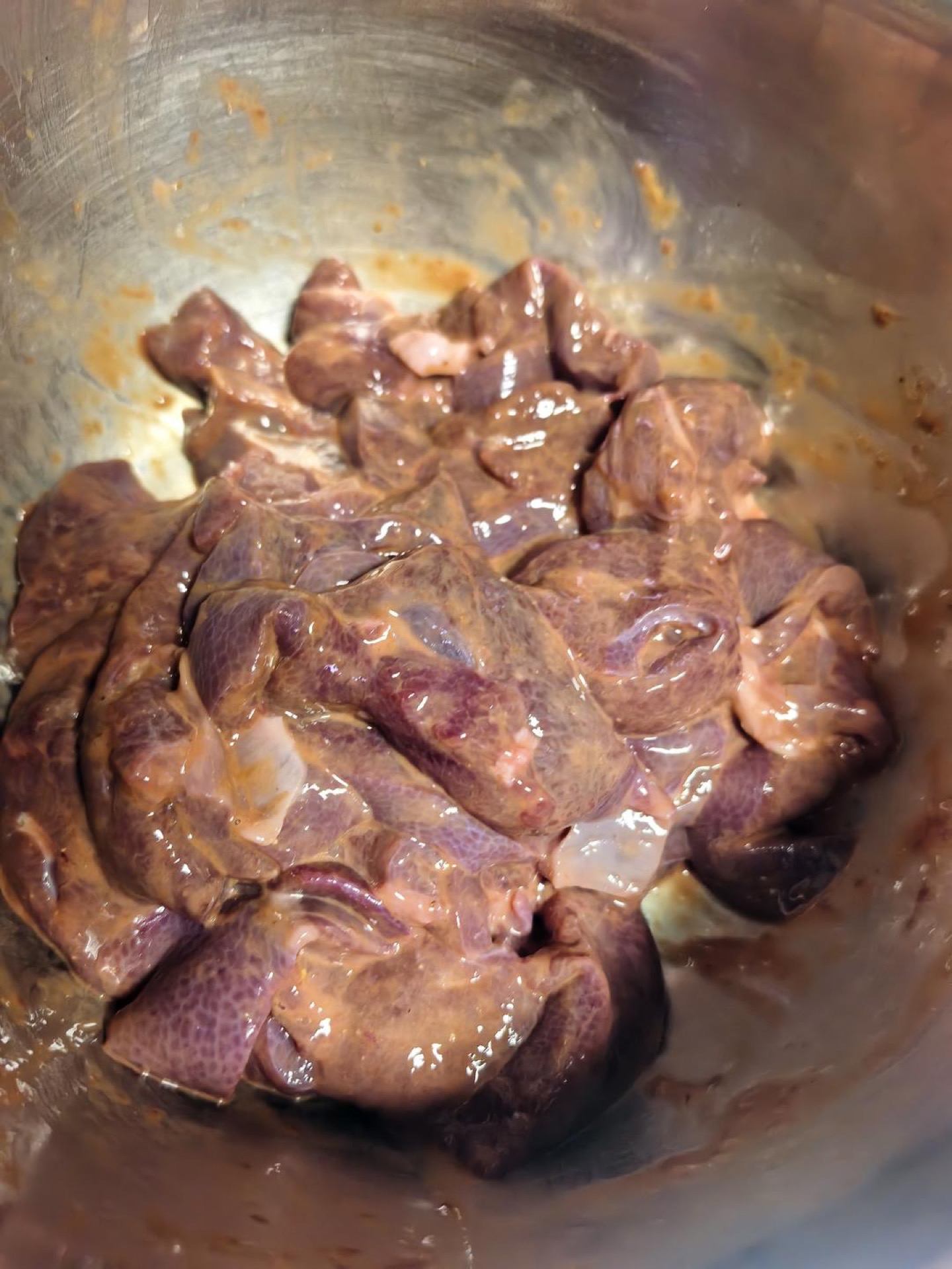 Sliced liver marinating with starch and seasonings