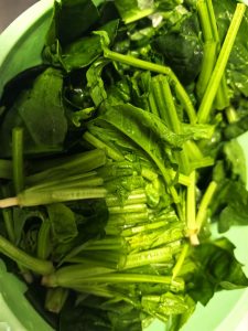 Spinach cut into short segments