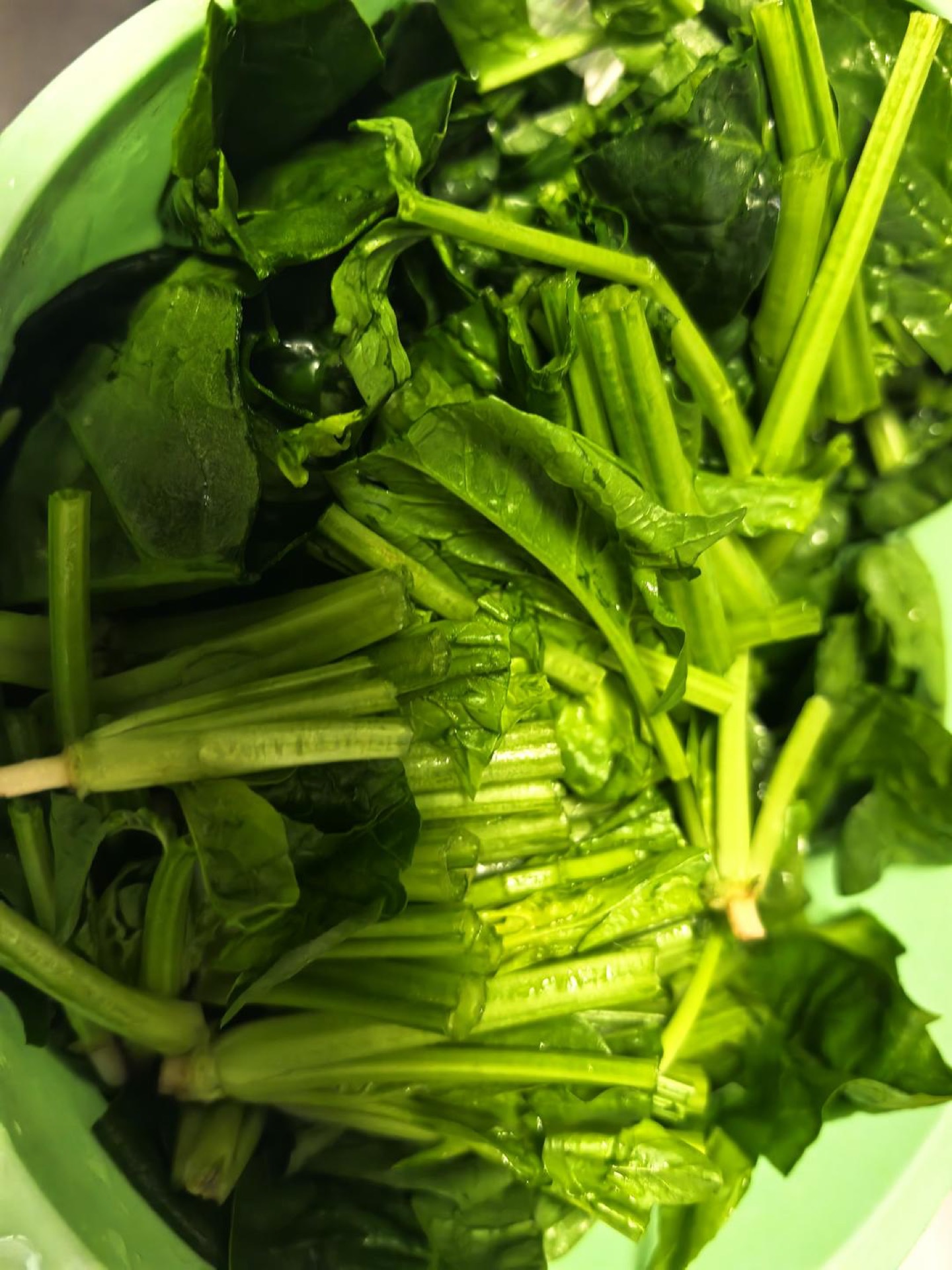 Spinach cut into short segments