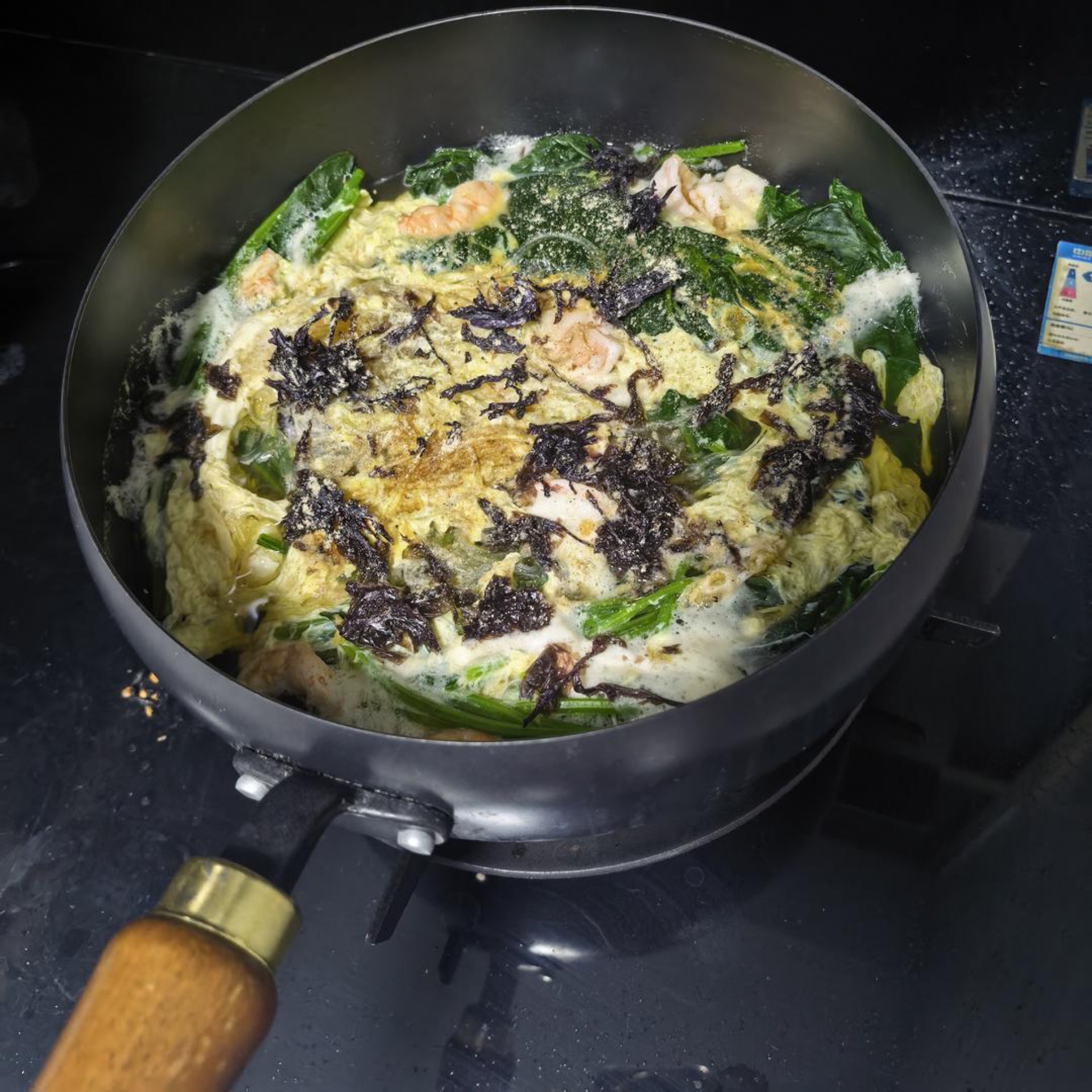 Then add the black vinegar, a swirl of light soy sauce, a pinch of dried shrimp, a suitable amount of nori and white pepper, and finally the sesame oil; stir to combine and take th