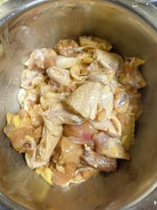 Cut the whole chicken legs into small pieces, soak them in cold water and rinse twice to draw out the blood, then drain well and toss with about 2 grams of sesame oil or chicken fa