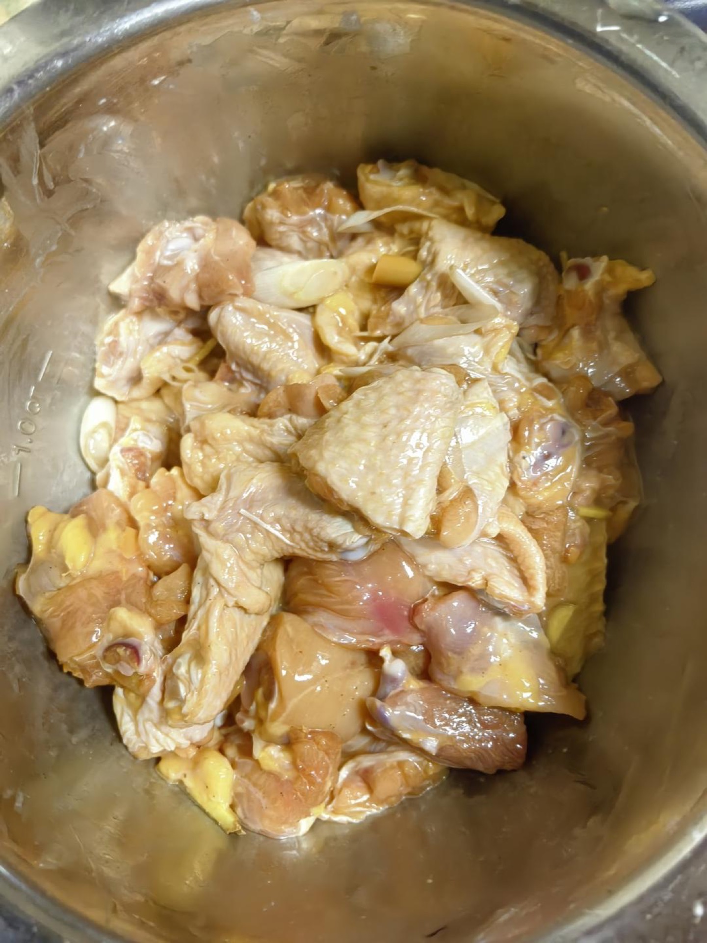 Cut the whole chicken legs into small pieces, soak them in cold water and rinse twice to draw out the blood, then drain well and toss with about 2 grams of sesame oil or chicken fa