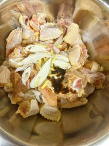 Add the ginger slices, scallion slices, Shaoxing wine, oyster sauce, salt and white pepper, then mix again until everything is evenly combined.