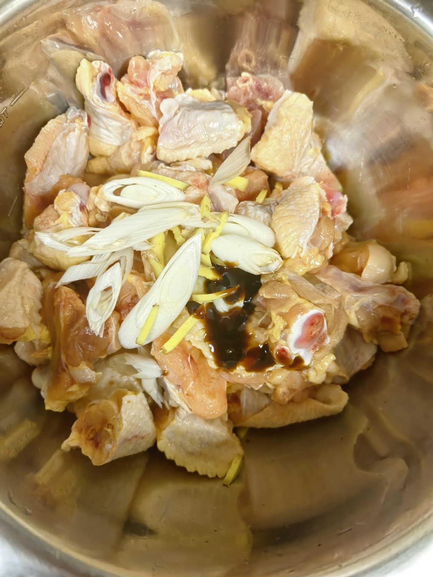 Add the ginger slices, scallion slices, Shaoxing wine, oyster sauce, salt and white pepper, then mix again until everything is evenly combined.