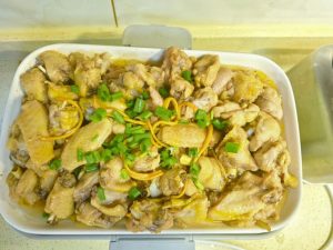 When the time is up the steamer beeps and switches to keep-warm, so open the lid, scatter over chopped scallion, and add a few goji berries if you want extra color — the chicken is
