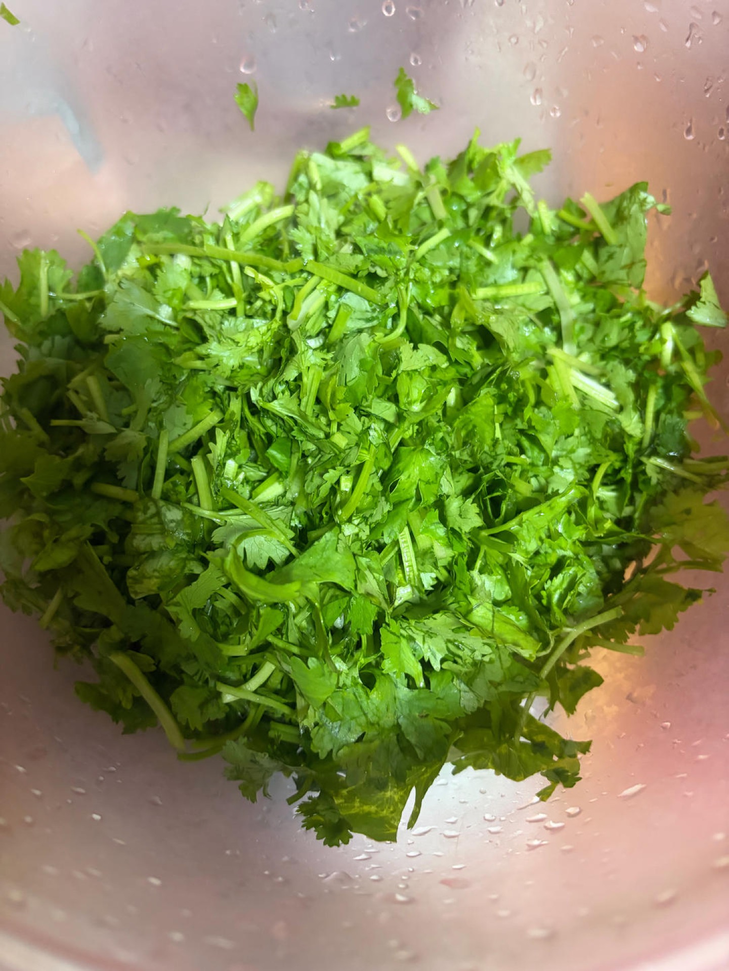Wash the cilantro, drain it well, and cut it into short sections; cilantro is the soul of this sauce, so do not skip it, and add as much as your taste likes.