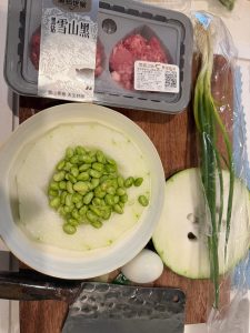 Main ingredients: 1 small section of winter melon, 150 g ground pork (a mix of fat and lean gives the best texture), a small handful of edamame, 1 salted egg yolk, and a bunch of s
