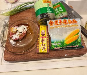 Add 1 salted egg yolk, 2 tbsp light soy sauce, 2 tbsp cornstarch, 1 tsp five-spice powder, 1 tbsp Shaoxing wine, and a few drops of oil to the ground pork. Stir in one direction un