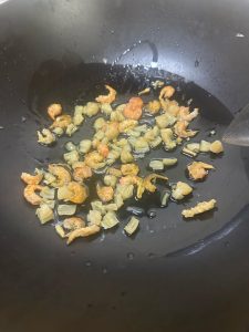 Rinse the dried scallop and dried shrimp, crush the scallop with the flat side of a knife, heat a little oil in a skillet, add both and fry briefly, then season with a pinch of sal