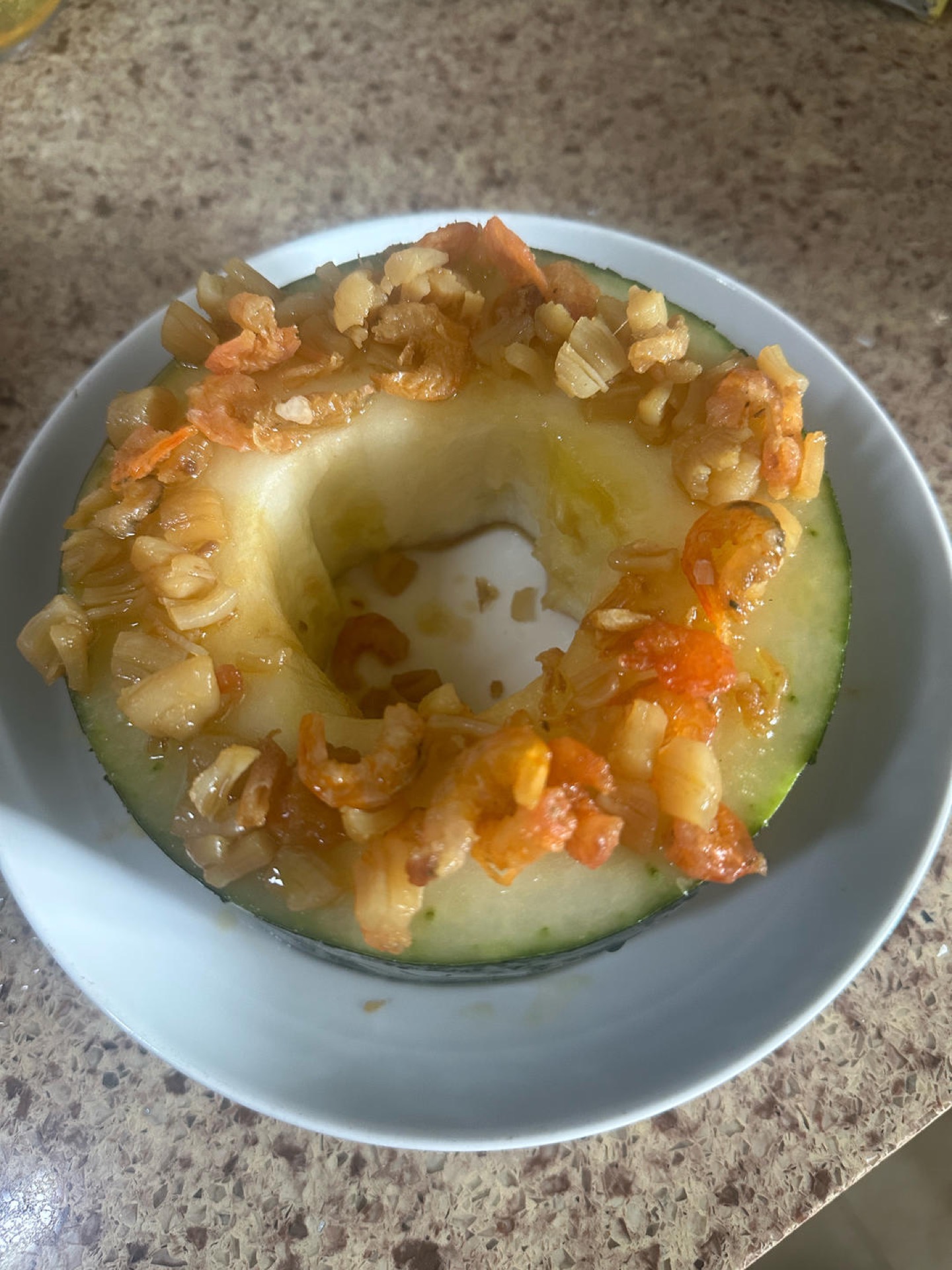 Spread the fried scallop and shrimp evenly over the top of the winter melon ring, then steam for about 1 hour, adjusting the time to the thickness of the melon.