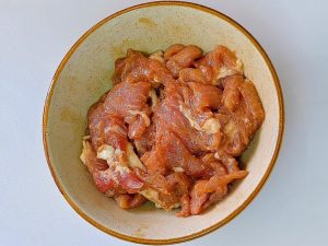 Place the sliced pork in a bowl with a little oil, salt, sugar, light soy sauce, dark soy sauce, and cornstarch, then mix well and let it marinate.