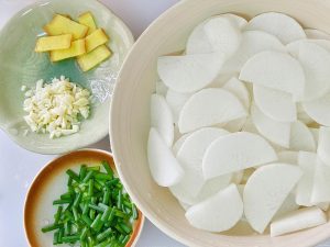 Prepare a little scallion, minced garlic, and ginger slices, and cut the radish into chunks.
