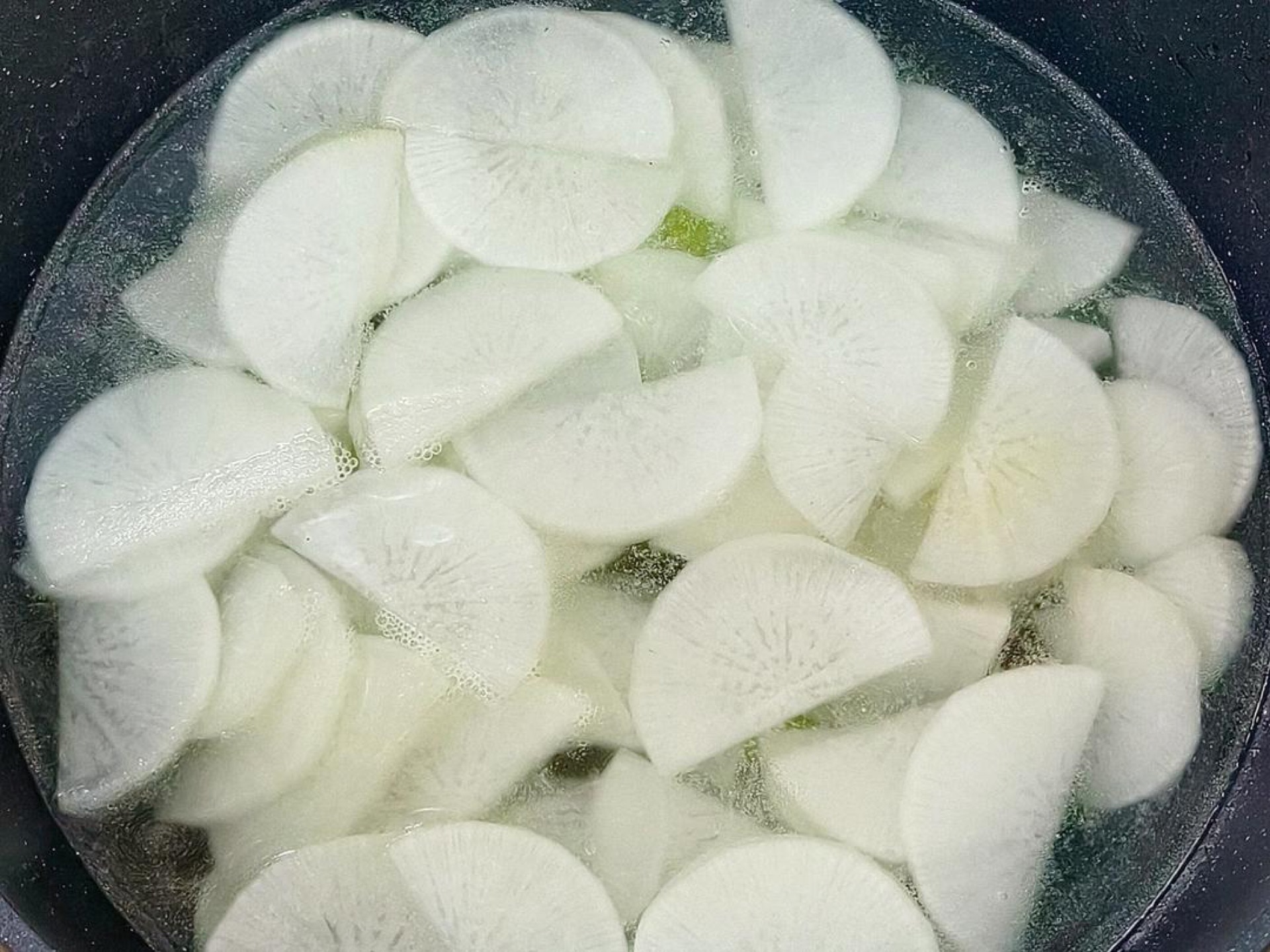 Heat oil and bloom the ginger slices, pour in the radish and stir-fry briefly. Add an appropriate amount of water, cover and simmer for 10 minutes once it boils, season with a litt
