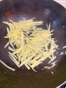 By the time the potato is cooked, the water has more or less reduced away. Add an appropriate amount of salt and MSG and stir-fry to season.