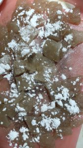Sprinkle a little starch over the surface of the pieces.