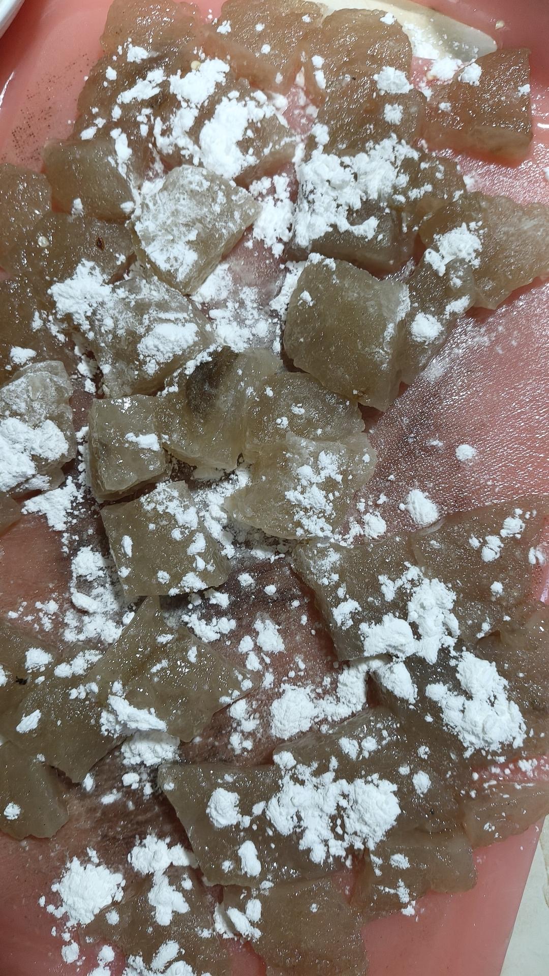 Sprinkle a little starch over the surface of the pieces.