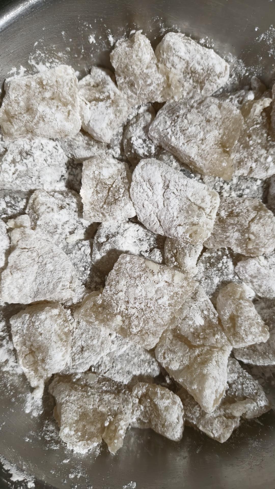 Coat every single piece in starch, working one piece at a time, then put them back into the bowl and set aside.