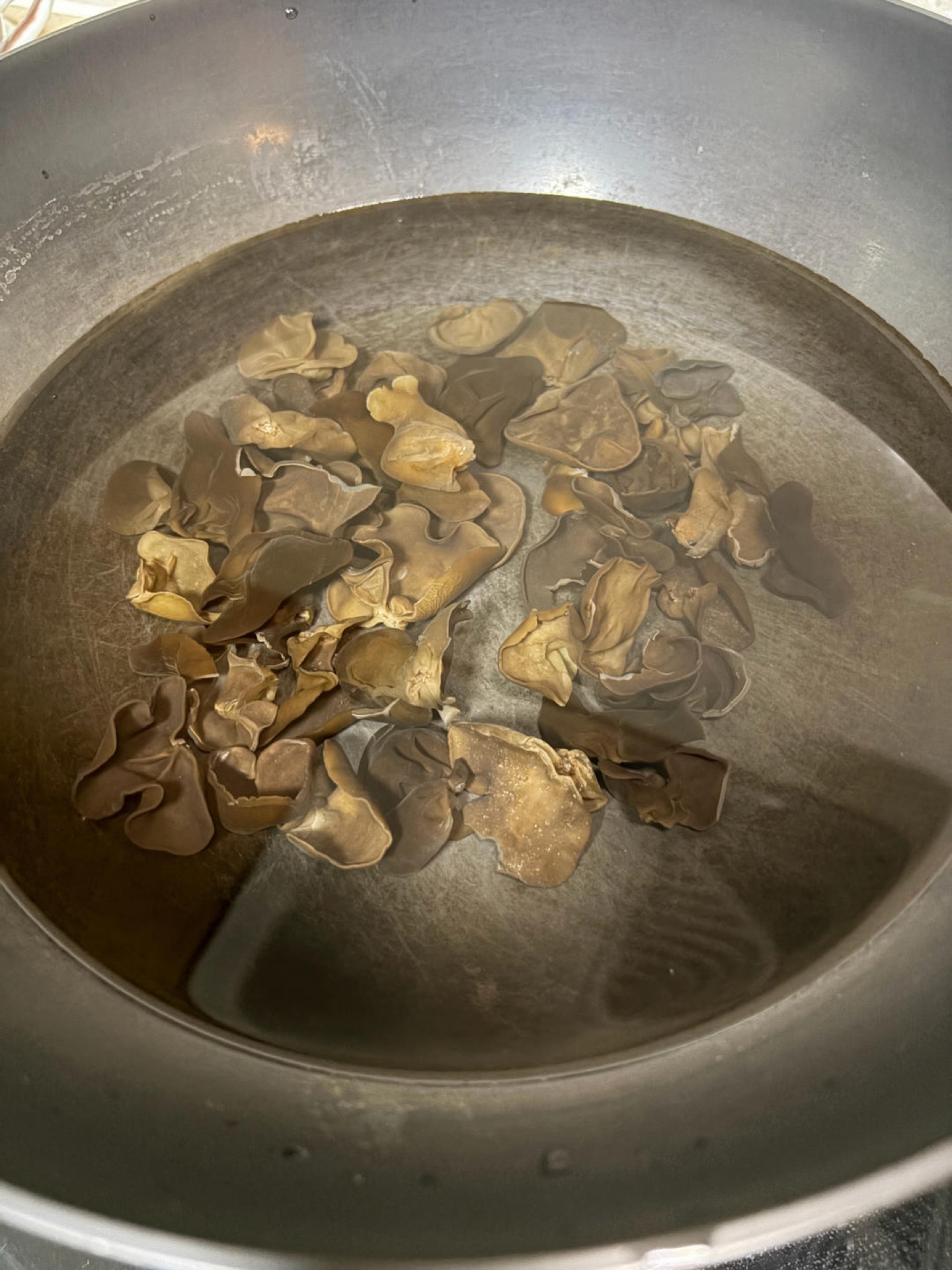 Blanch the black fungus in boiling water for 3 minutes, then drain it well.