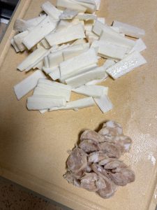 While the fungus is blanching, decide whether to slice a small piece of black pork sausage to enrich the texture (skip this step if making a vegetarian stir-fry); you could also ad
