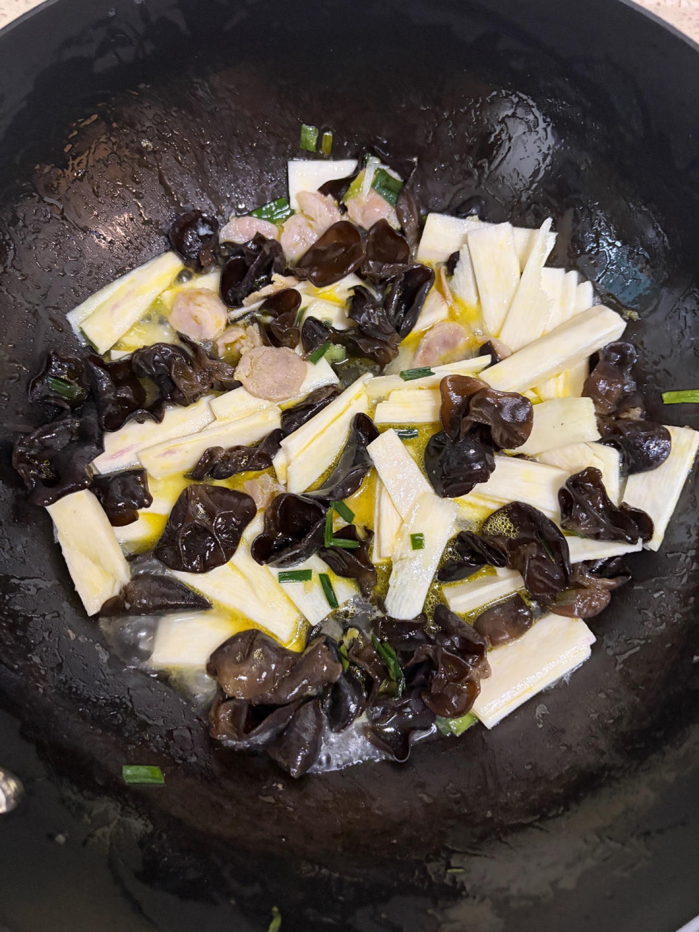 Add the yam and stir-fry for a dozen tosses, pour in a small bowl of hot water, season with salt and sugar, cover with a lid, and simmer over low heat for about 3 minutes.