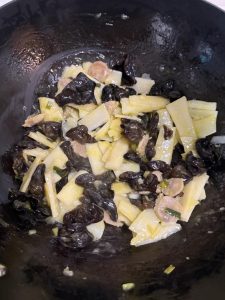 After 3 minutes the water should be nearly gone; adjust the saltiness to taste, then add MSG for seasoning.
