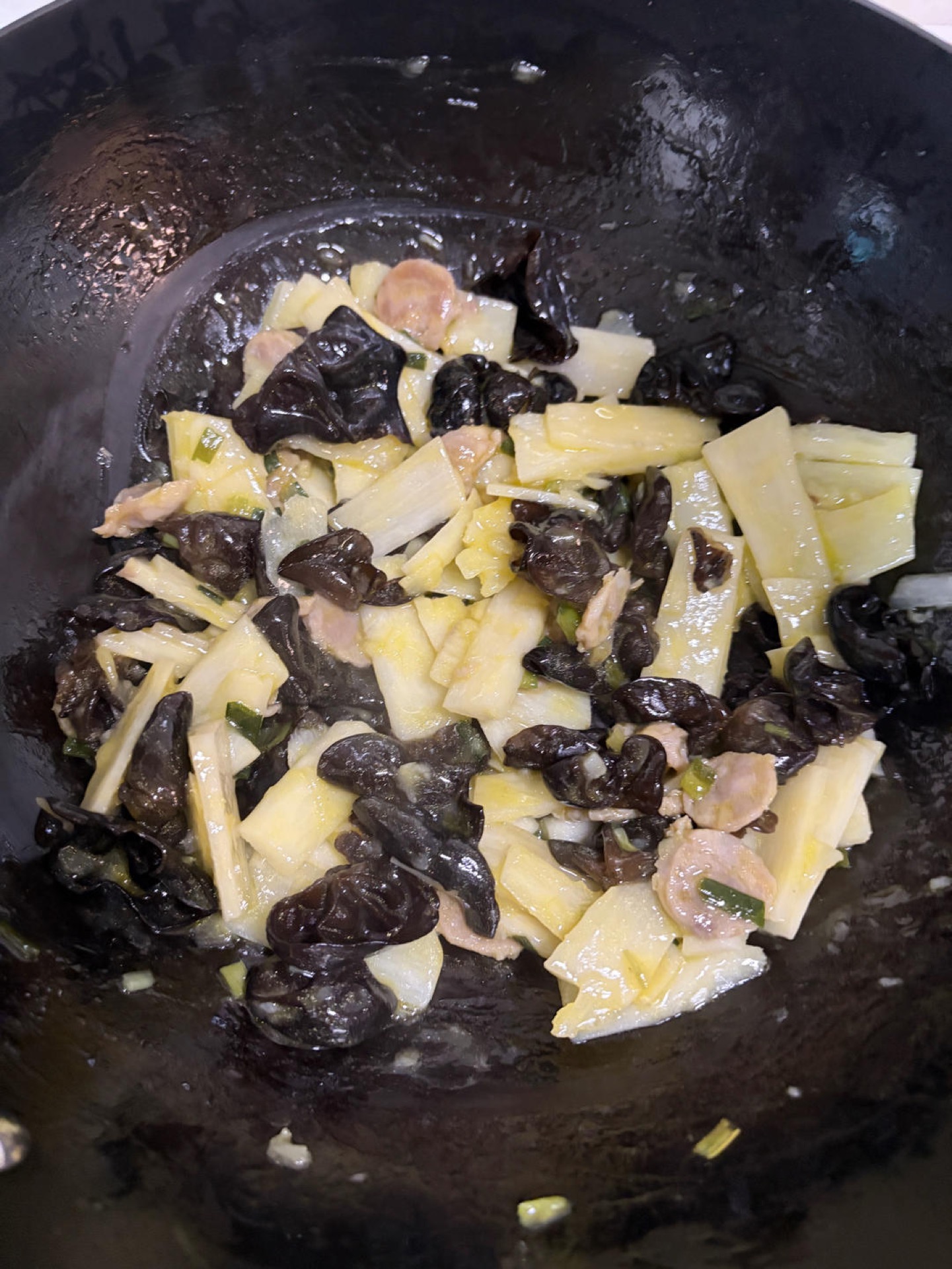After 3 minutes the water should be nearly gone; adjust the saltiness to taste, then add MSG for seasoning.
