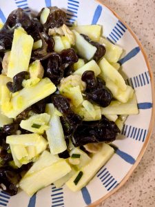 Take it off the heat and serve; the yam is soft, glutinous and savory, the fungus crisp with a touch of chew, and it goes wonderfully with rice.