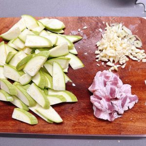 Slice the pork belly thinly, and finely chop the scallion and garlic.