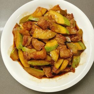 The zucchini comes out coated in meaty sauce — crisp and juicy with a sweet savoriness, and the pork slices stay tender, never dry.
