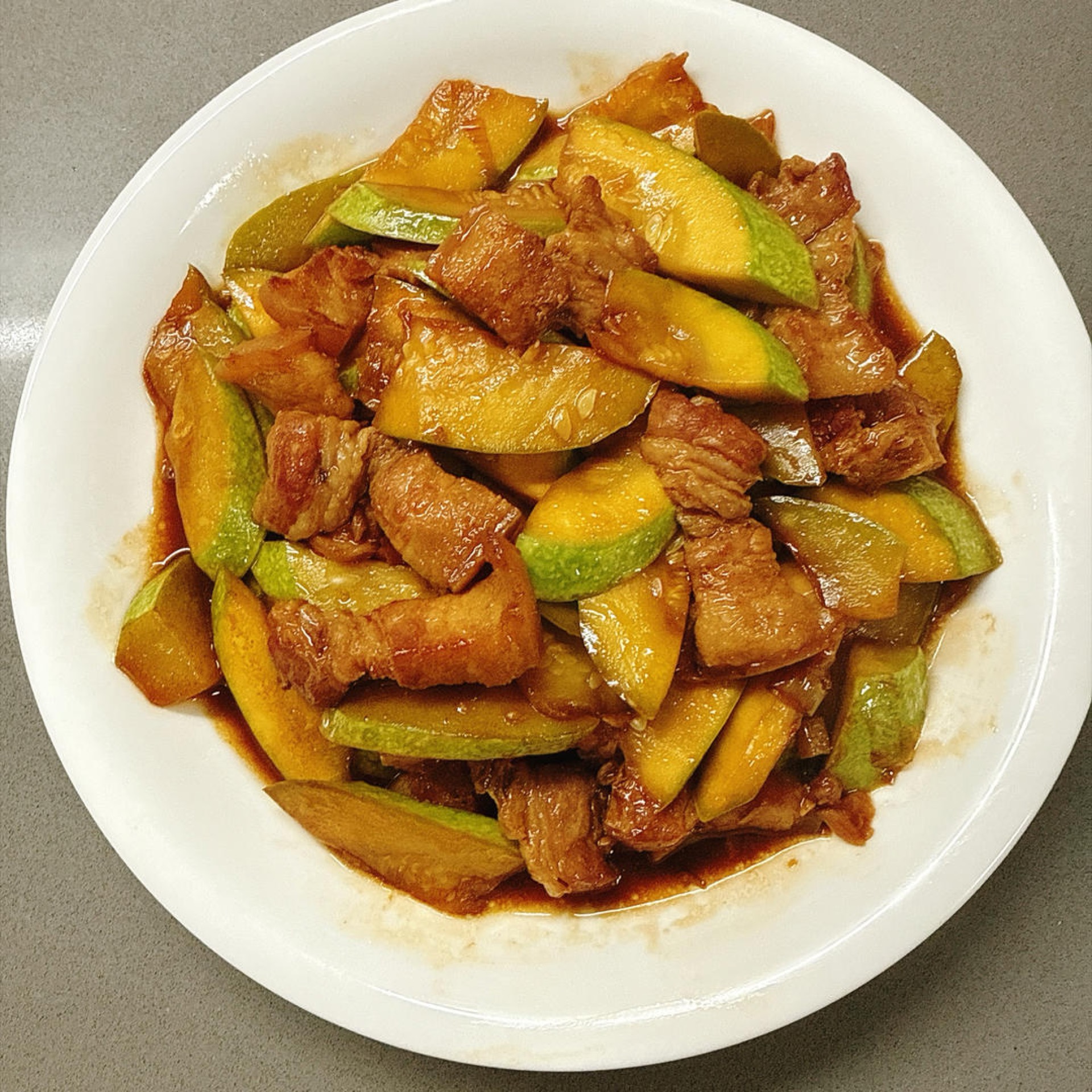 The zucchini comes out coated in meaty sauce — crisp and juicy with a sweet savoriness, and the pork slices stay tender, never dry.