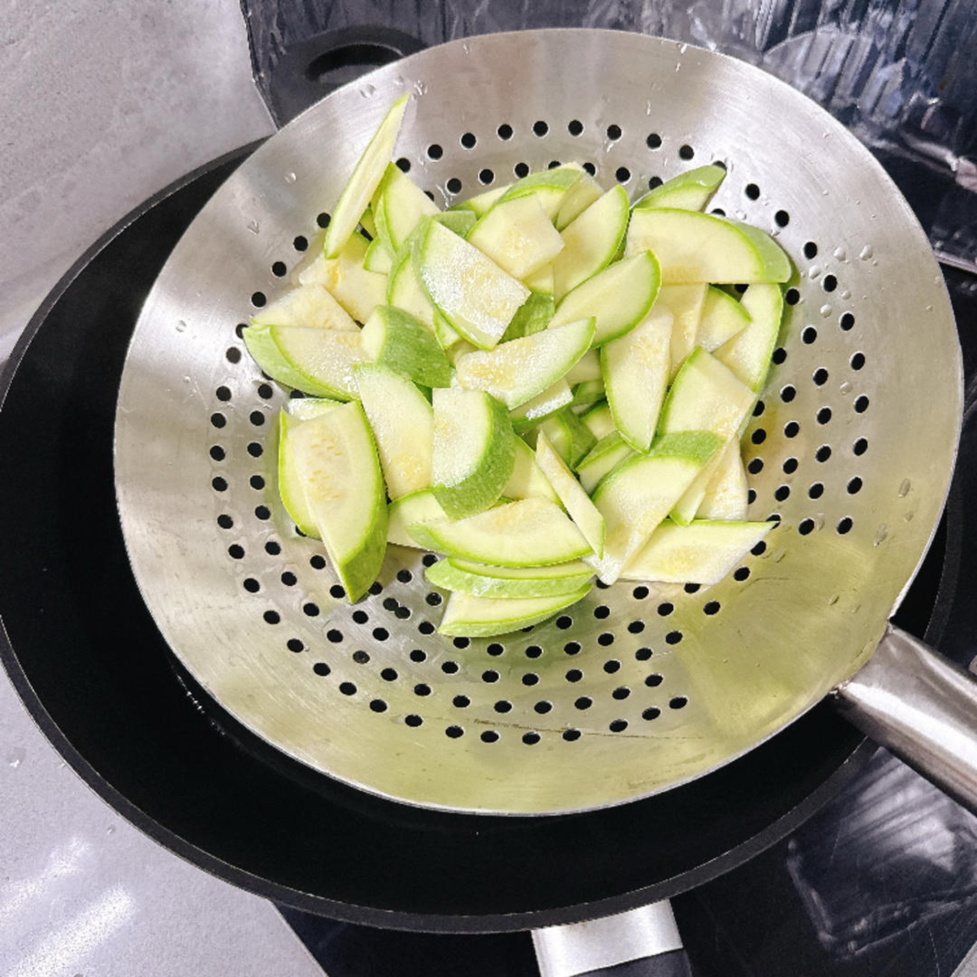 Once the water boils again, scoop the zucchini out and drain it well.