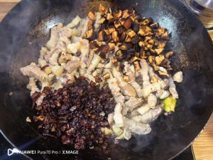 Pork belly browning with ginger and mushrooms