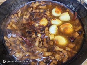 Tiger-skin eggs added to the braising pot