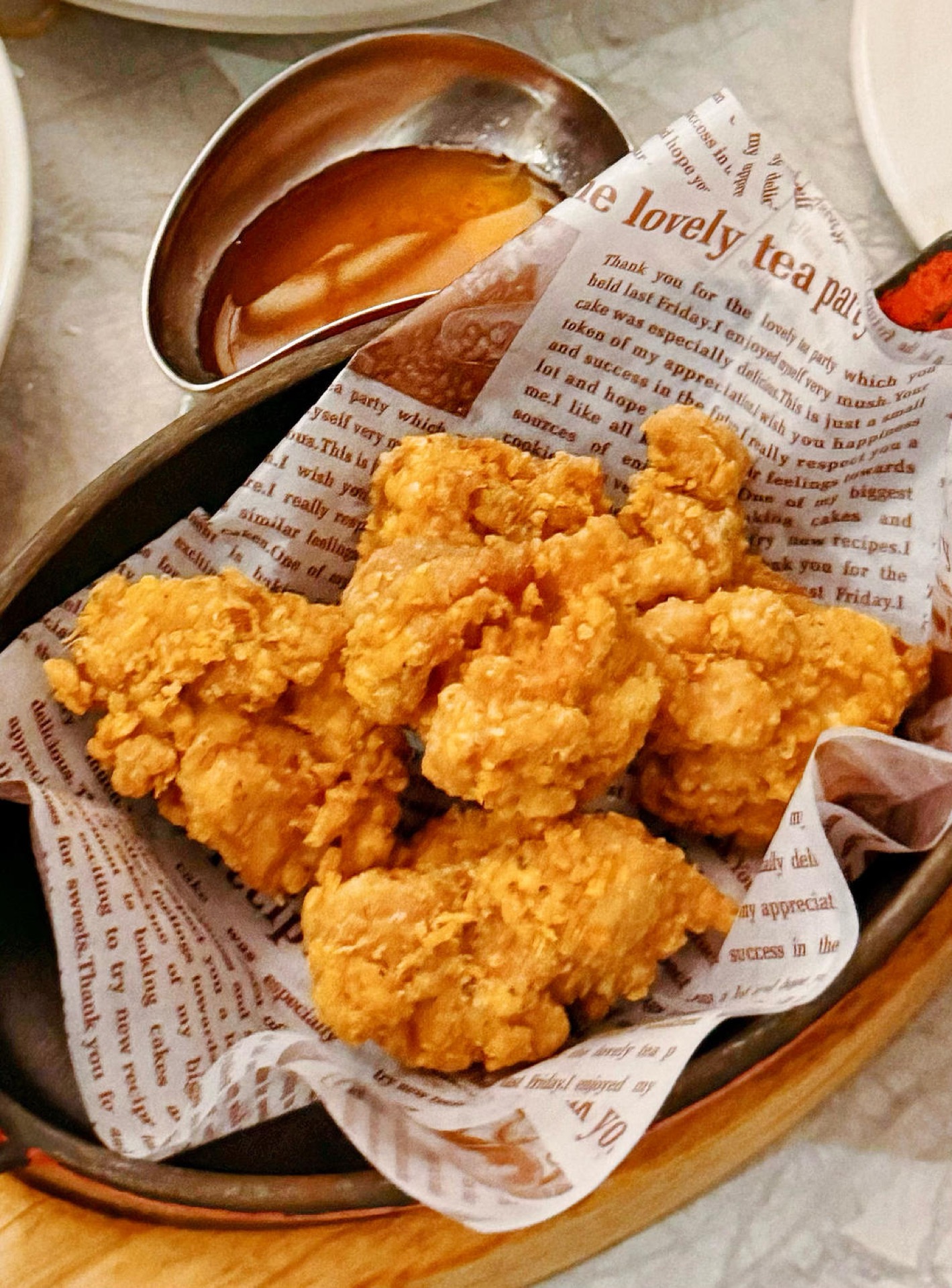 Cut 500g boneless chicken thighs into 3-4cm pieces, pat them dry, and set out the marinade ingredients, the coarse sweet potato starch, and the basil and pepper salt for serving.