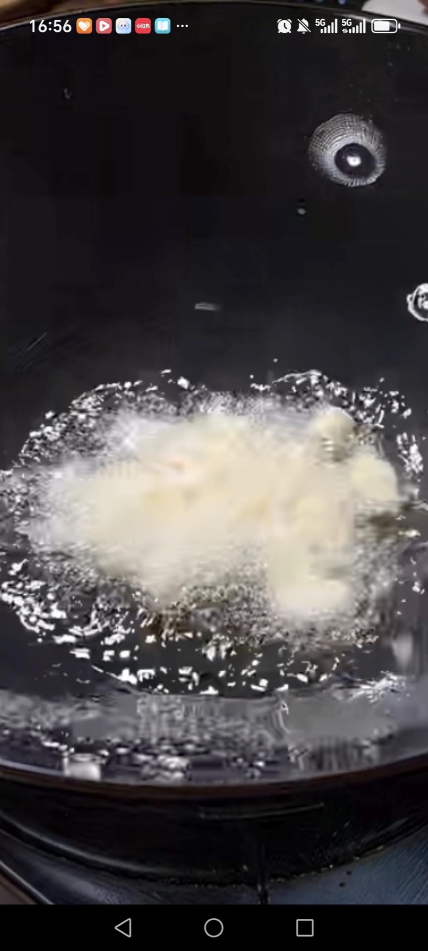 Heat another pan with oil over high heat and add the smashed garlic, stir-frying until fragrant.