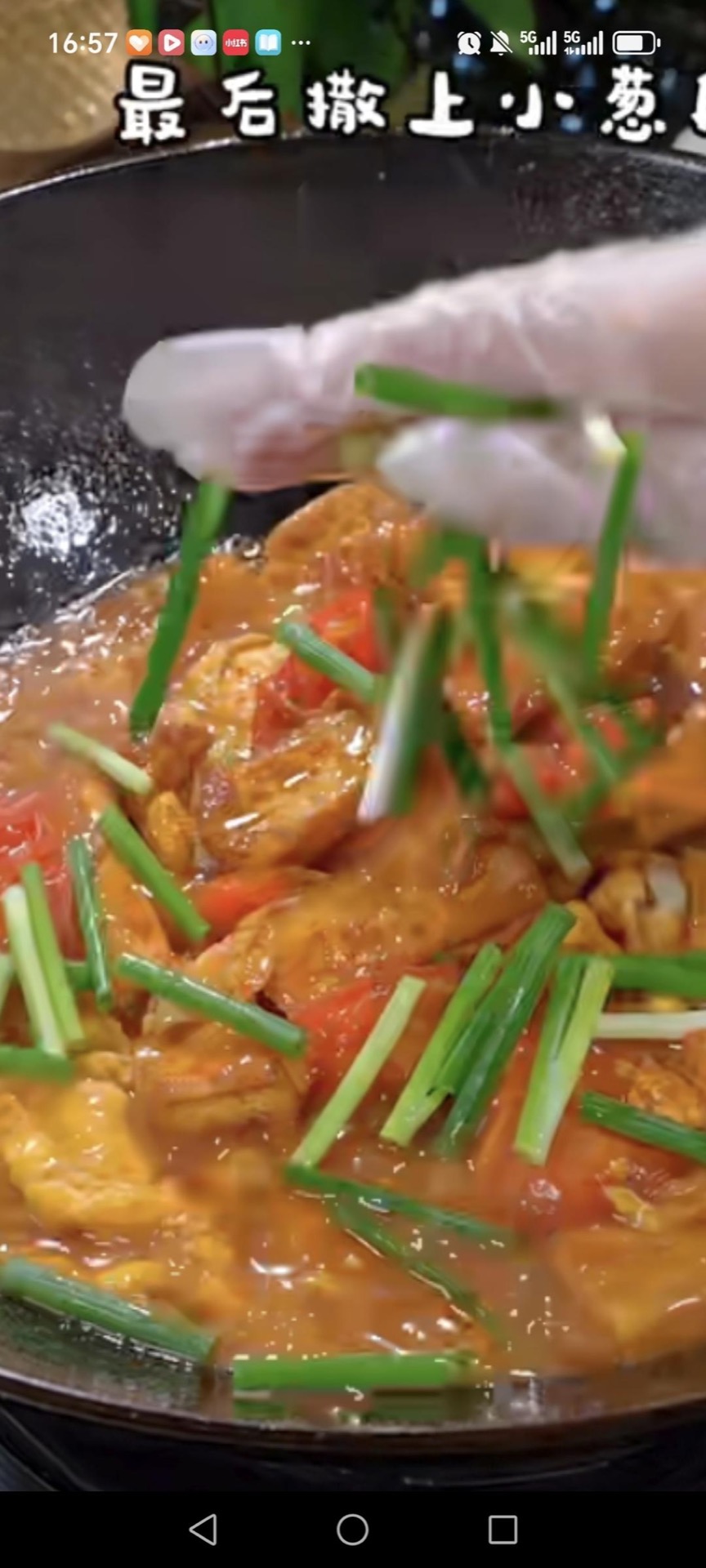 Add the half spoonful of light soy sauce, gently fold everything together with the spatula until evenly combined, and scatter in the scallion segments.