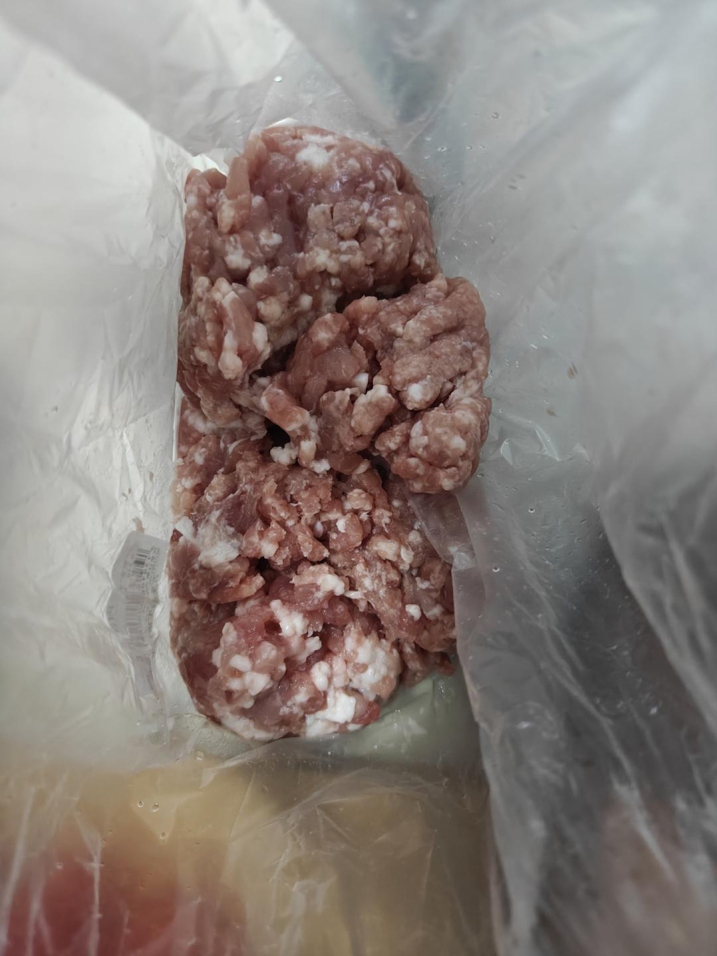 Use about 125g (1/4 lb) of ground pork for one serving, or 450g (1 lb) for four servings, and break it up lightly with a spoon before it hits the wok.
