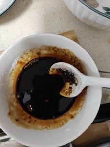 Pour in 2 tbsp light soy sauce, 1/2 tbsp dark soy sauce, 1/2 tbsp oyster sauce, 1 tbsp sugar, and the cornstarch slurry, simmer until glossy and thickened, stir in a handful of sca