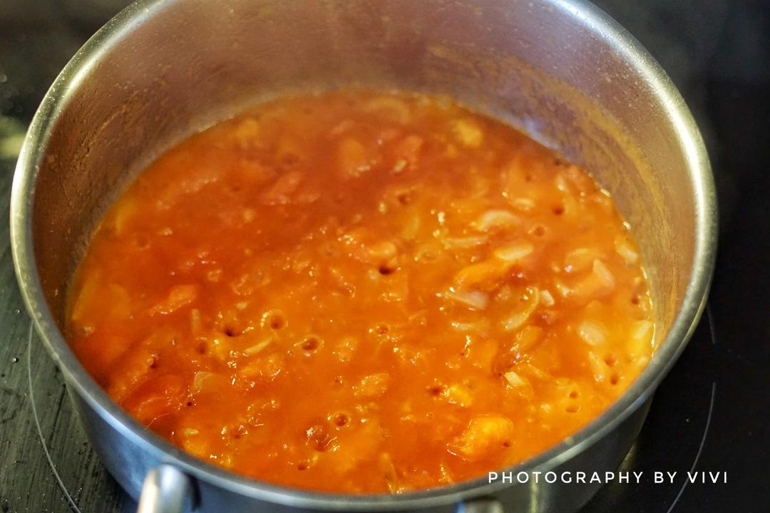 Mash the tomatoes as you stir, until it becom