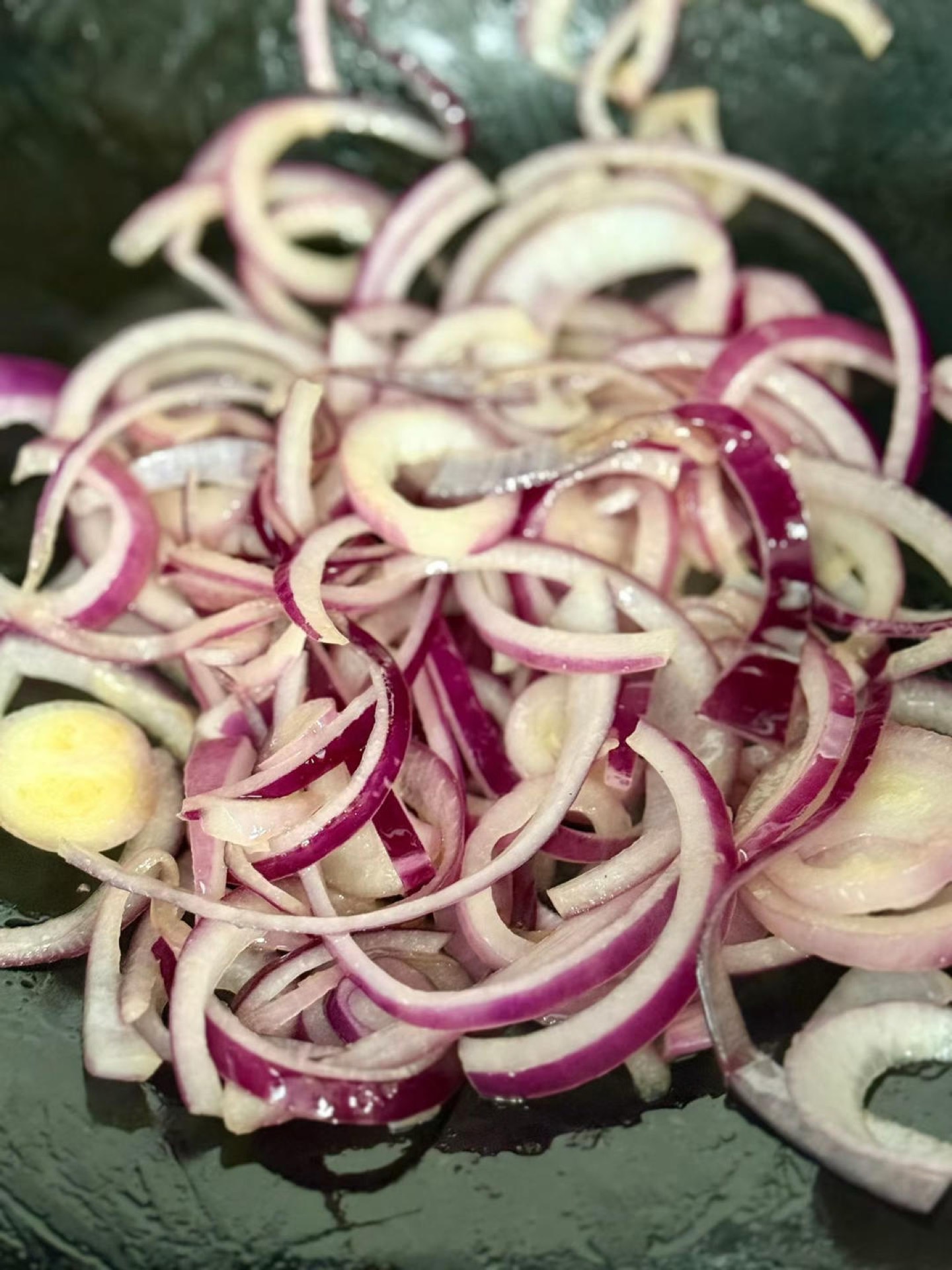 Add a little more olive oil to the pan and stir-fry the sliced onion until fragrant and soft.