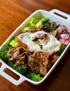 Mound the multigrain rice in a large bowl, arrange the broccoli, pickled radish, glazed beef, and fried egg on top, and finish with seasoned seaweed flakes, black pepper sea salt,