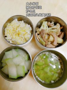 Pack a mixed grain rice with stir-fried pork and cauliflower, stir-fried winter melon with minced pork, and a cucumber soup with fox nuts to finish the week.