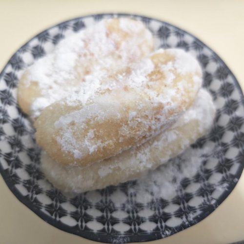 Fried glutinous rice cakes rolled in sugar powder