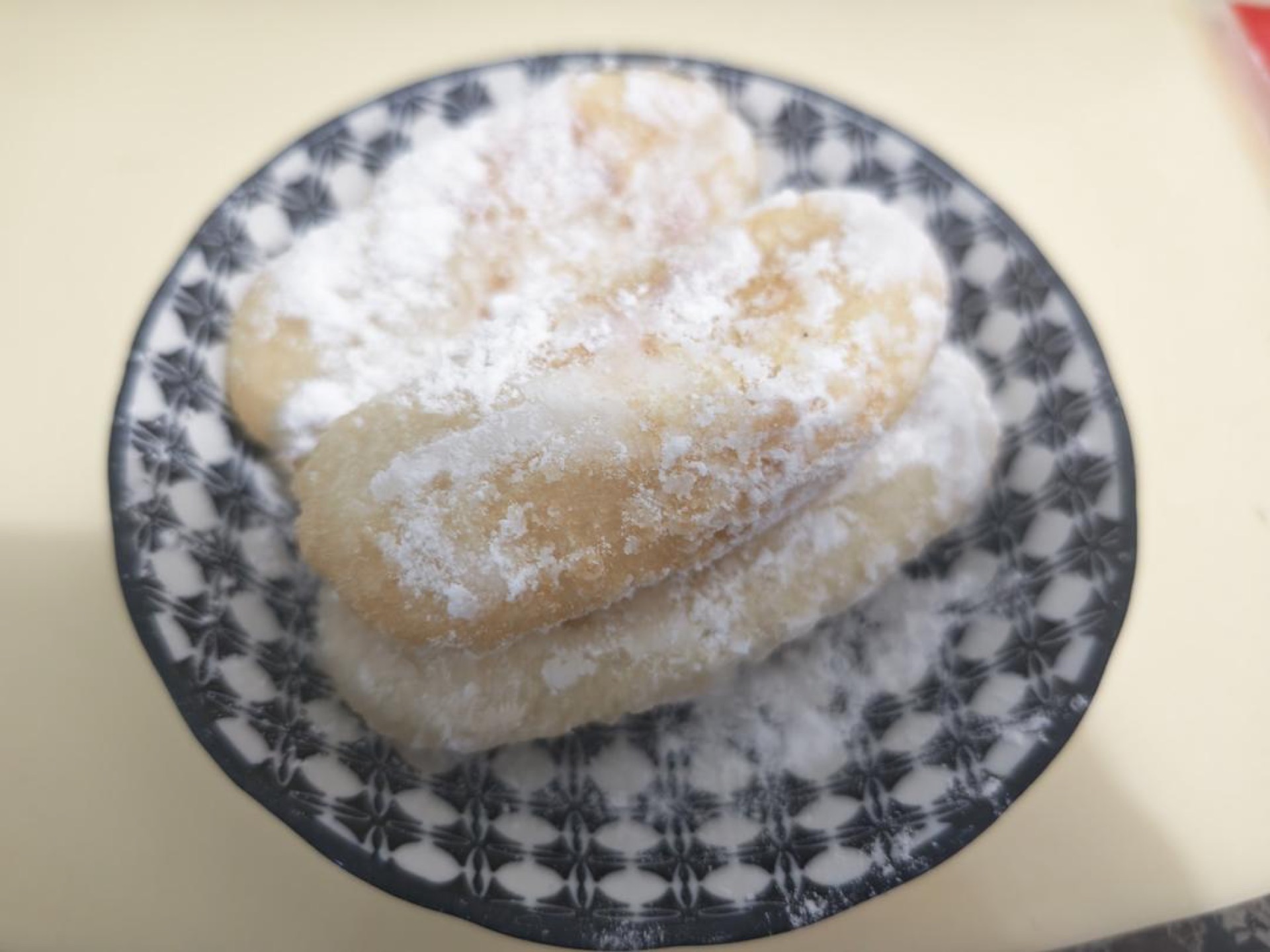 Fried glutinous rice cakes rolled in sugar powder