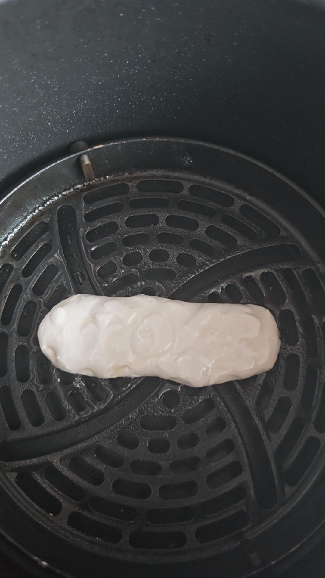 Shaped and flattened glutinous rice cakes on a tray