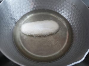 Glutinous rice cakes frying until golden