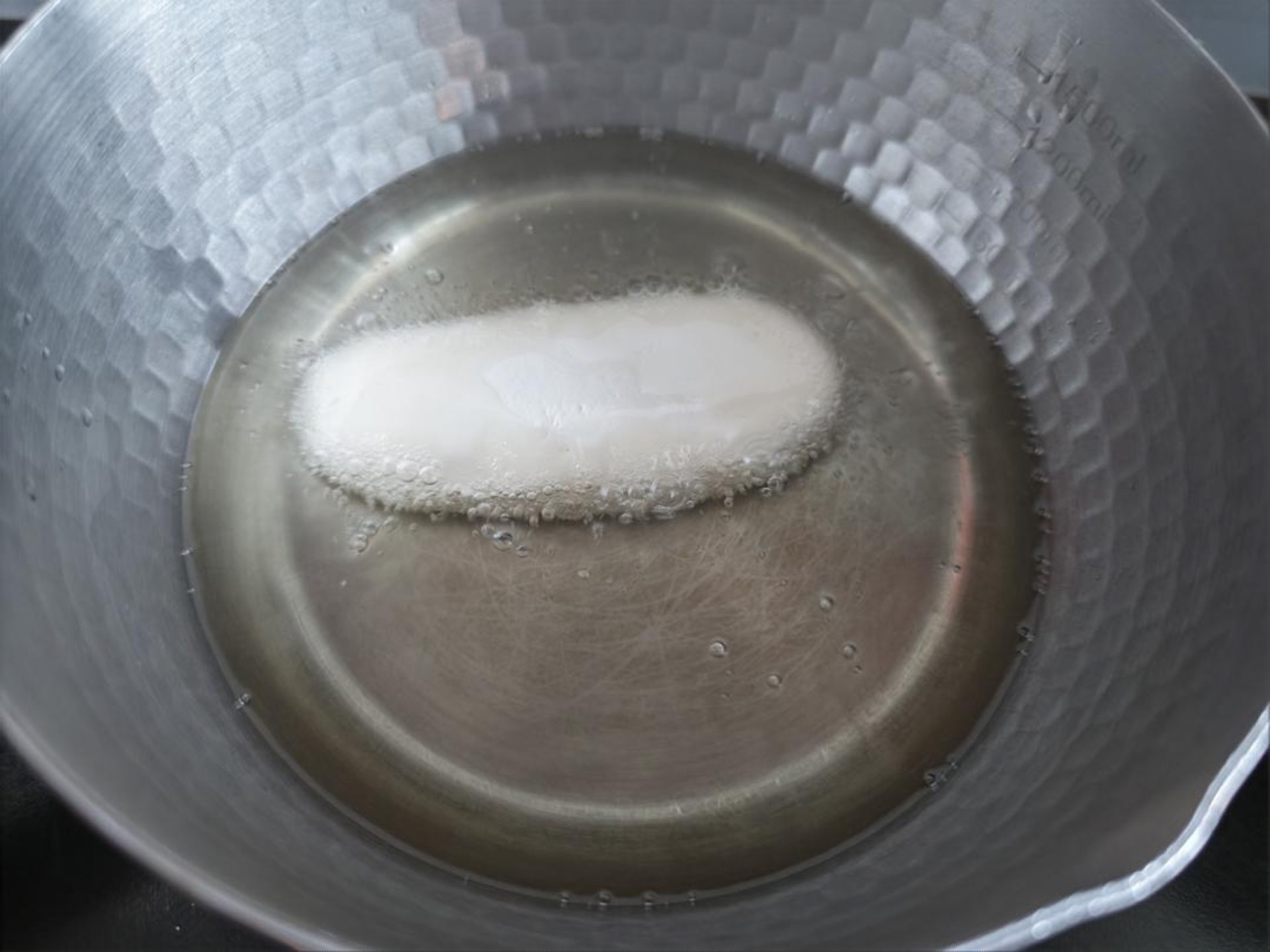 Glutinous rice cakes frying until golden