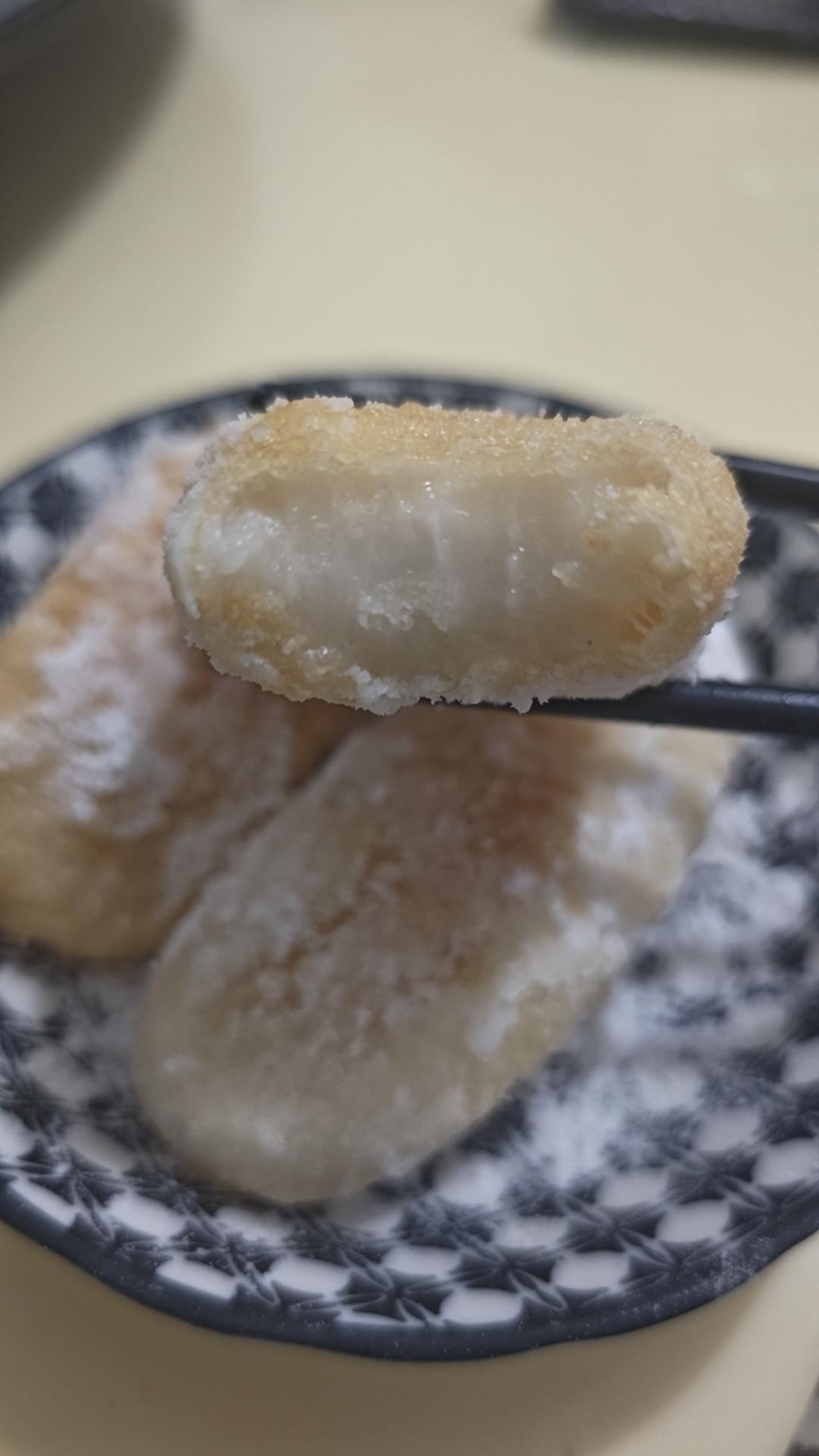 Frying thinner glutinous rice cakes for a faster cook